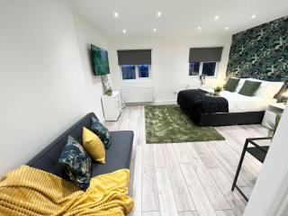 Stylish Ealing Apt -Near Tube - Ideal For Family&Group Stay - Londra - 6