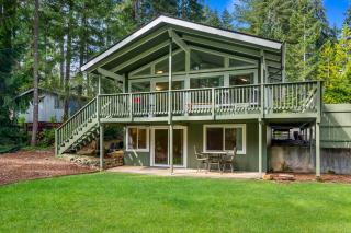 Golf Retreat with Lakes Access - Shelton - 0