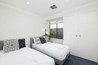 Chapeau Beach House- Walk to the beach - Nelson Bay - 3