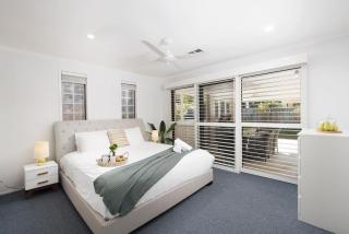 Chapeau Beach House- Walk to the beach - Nelson Bay - 2
