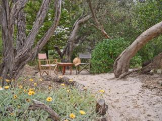 Warraburra Beach Shack, Rosebud - 2 bedrooms - plus your own private Beach box! - Rosebud - 2