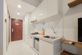 Well Designed and Elegant Studio at Sky House BSD Apartment By Travelio - 8