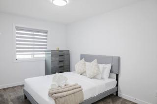 Executive Modern Family Haven for Short Stays - 9