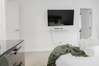 Executive Modern Family Haven for Short Stays - 5