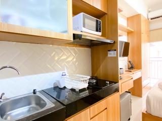 Homey and Best Deal Studio at Apartment Transpark Juanda Bekasi Timur By Travelio - Bekasi - 4