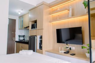 Nice and Fancy Studio at Transpark Bintaro Apartment By Travelio - 9