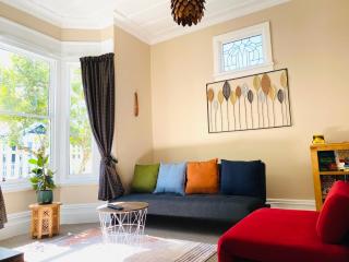 In Dunedin's Heart, Full House, Full Sun, Full Chill, Why Stay at a Hotel When You Can Afford an Entire House - Dunedin - 1