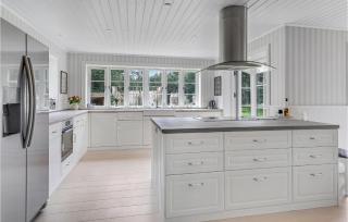 Cozy Home In Aakirkeby With Kitchen - Vester Sømarken - 3