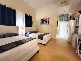 Spacious studio with two queen beds near Beverlywood 5 minutes to Rodeo Drive - Los Angeles - 1