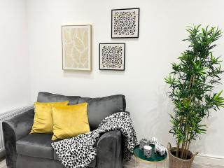 Stylish Ealing Apt -Near Tube - Ideal For Family&Group Stay - Londra - 9
