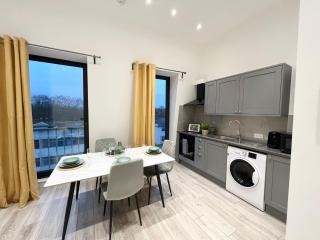 Stylish Ealing Apt -Near Tube - Ideal For Family&Group Stay - Londra - 5