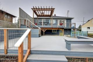 3 Bedroom Pet Friendly Cottage - 5 blocks to beach - 6