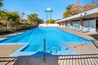 Days Inn by Wyndham Dubuque - Dubuque - 0