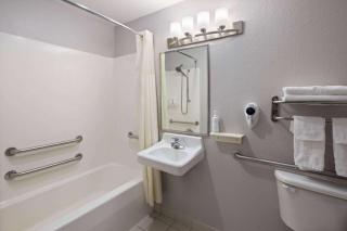 Days Inn & Suites by Wyndham Green Bay WI - 0