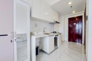 New Furnished Studio Room Sky House Alam Sutera Apartment By Travelio - Tangerang - 1