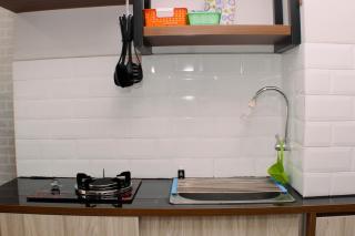Stunning and Comfy Studio Apartment Transpark Juanda By Travelio - Bekasi - 4