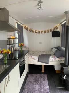 Tides Reach, Deluxe Shepherds hut 1, 100m from the Beach - St Merryn - 9