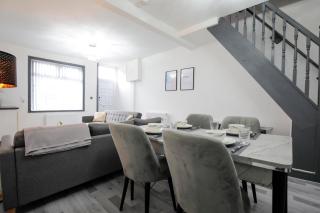 Dixon House, Sleeps 6, Free Parking, Long or Short Stays - by NMB Property - Horwich - 9