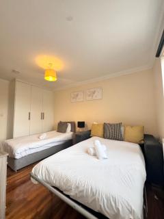 Comfort Heathrow Stay 5 Mins to the Terminal - Stanwell - 5