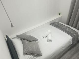4 Bedroom semi detached House London - Edgware - 9