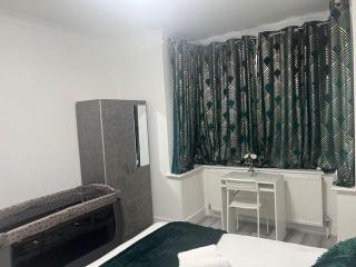 4 Bedroom semi detached House London - Edgware - 8