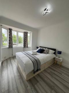 4 Bedroom semi detached House London - Edgware - 7