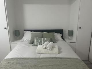 4 Bedroom semi detached House London - Edgware - 2