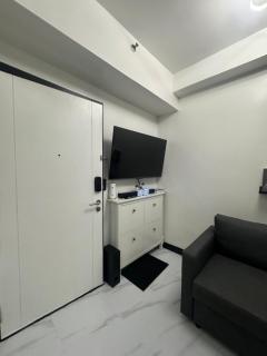 Chic and Cozy Minimalist Condo with Pool in Makati City - 6