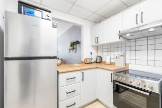 Waves - Comfortable 1BR Getaway in JVC With Park Views - Dubai - 1