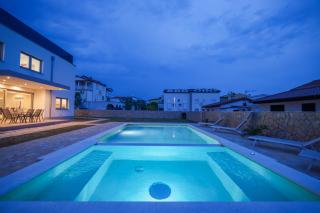 Luxury eight bedroom villa with swimming pool and jacuzzi 100 meters from the sea - Vir - 1