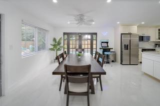 Home with Games Pool Paradise - 5