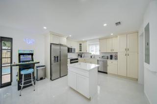 Home with Games Pool Paradise - 2