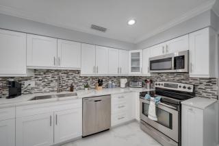 Modern Poolside Paradise - 8