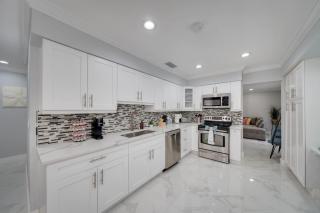 Modern Poolside Paradise - 2