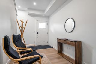 2 Bedroom Modern Townhouse Near Aspen Landing with Garage Parking, Fast Wi-Fi, Office, 2 Full Baths & Netflix - 1