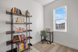 Springbank Hill 2BR Townhouse near WinSport – King Bed, Garage, 65-inch TV, AC - 6
