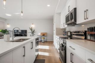 Very Spacious Luxury Apartment with AC, 70" Smart TV with Netflix, Free Underground Parking & More - 7