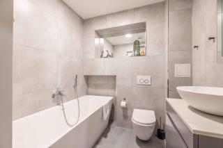 Modern 2 Bed Oasis - Private parking & Garden - 8