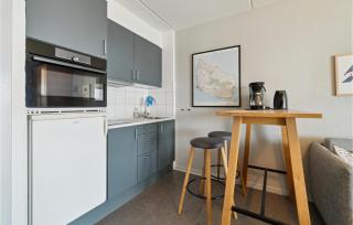 Cozy Apartment In Allinge - 6