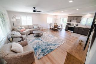 Woodland View House with Jacuzzi & Sauna! - Dubuque - 0