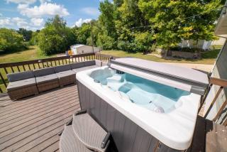 Woodland View House with Jacuzzi & Sauna! - Dubuque - 9