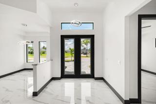 Retreat Gulfside Cape Coral Waterfront Luxury Private Pool and Spa - Cape Coral - 5