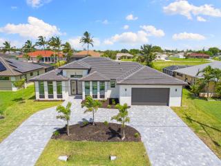 Retreat Gulfside Cape Coral Waterfront Luxury Private Pool and Spa - Cape Coral - 6
