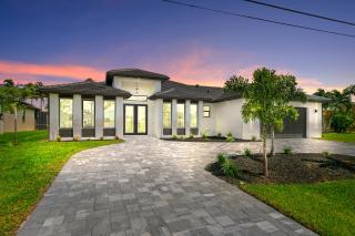 Retreat Gulfside Cape Coral Waterfront Luxury Private Pool and Spa - Cape Coral - 9