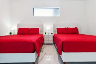 Retreat Gulfside Cape Coral Waterfront Luxury Private Pool and Spa - Cape Coral - 3