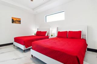 Retreat Gulfside Cape Coral Waterfront Luxury Private Pool and Spa - Cape Coral - 4