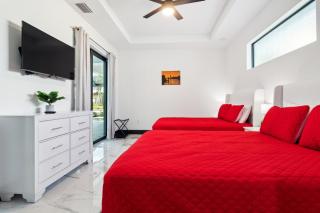 Retreat Gulfside Cape Coral Waterfront Luxury Private Pool and Spa - Cape Coral - 2