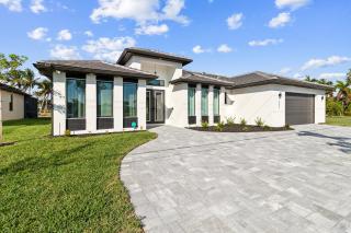 Retreat Gulfside Cape Coral Waterfront Luxury Private Pool and Spa - Cape Coral - 7