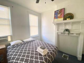 Oui on Ludlow - Entire House and Private Rooms in University City - 6