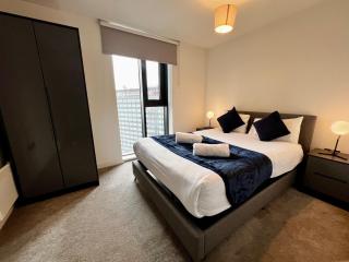 Premium Deals l Last-Minute Stay l 4 min walk to Birmingham Central Library l 18th floor 2 Bed 2 Bath City Centre Penthouse with GYM & Netflix by JVT Short Lets - Birmingham - 5